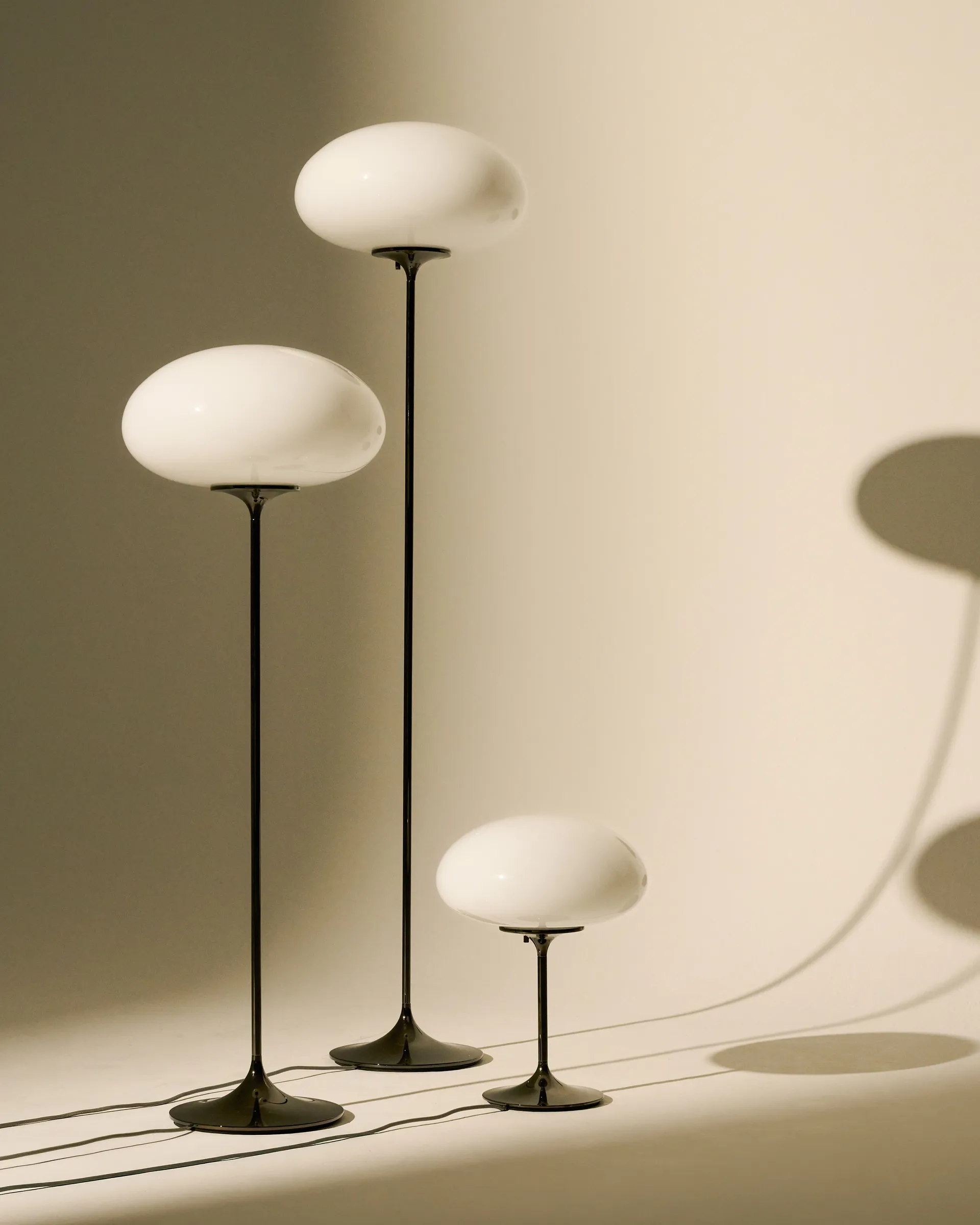 Stemlite vloerlamp, Black chrome-opaalglas, 150 cm GUBI