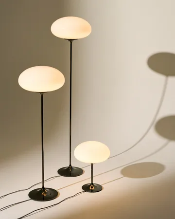 Stemlite vloerlamp - Black red-opaalglas, 150 cm - GUBI