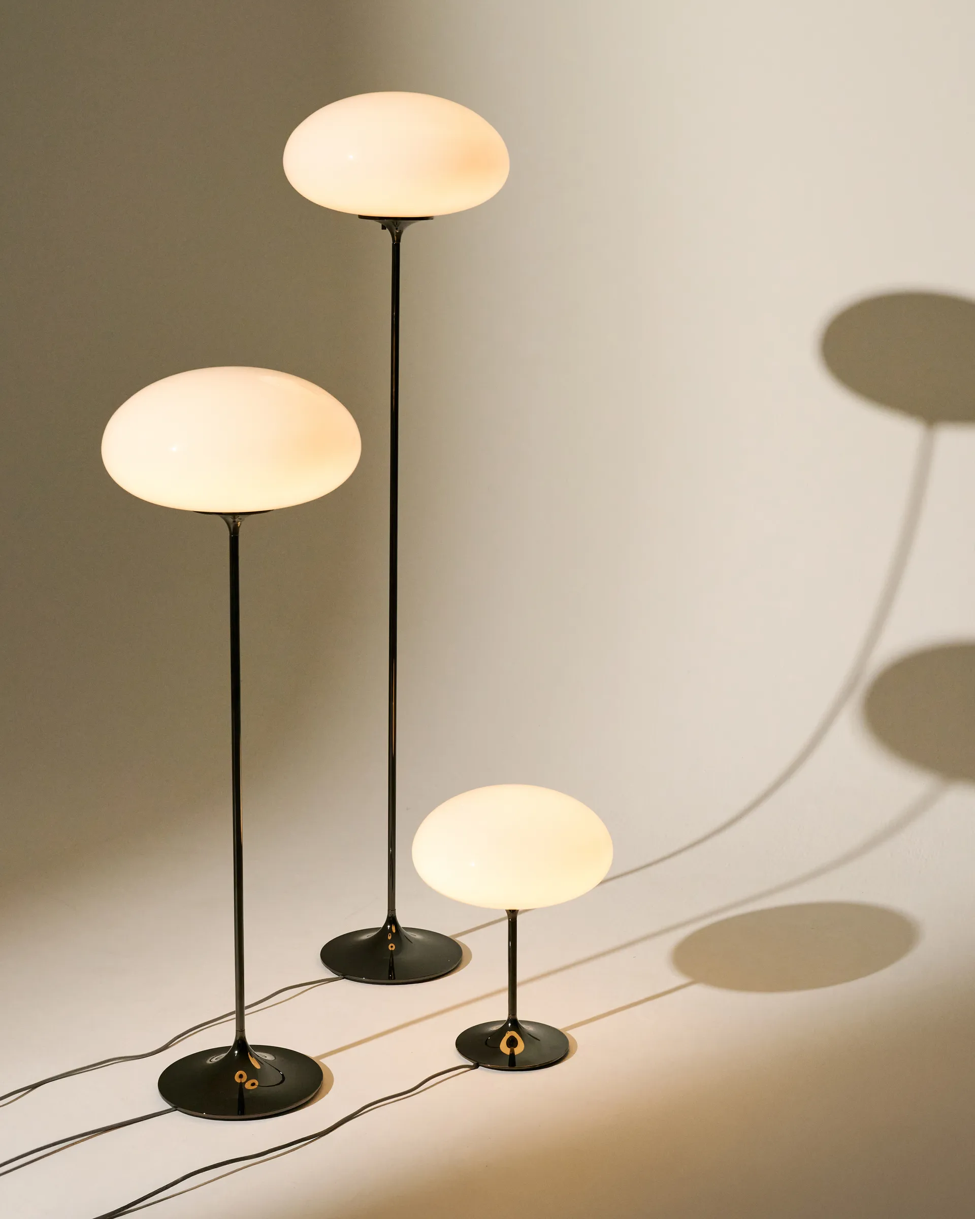 Stemlite vloerlamp, Pebble grey-opaalglas, 110 cm GUBI