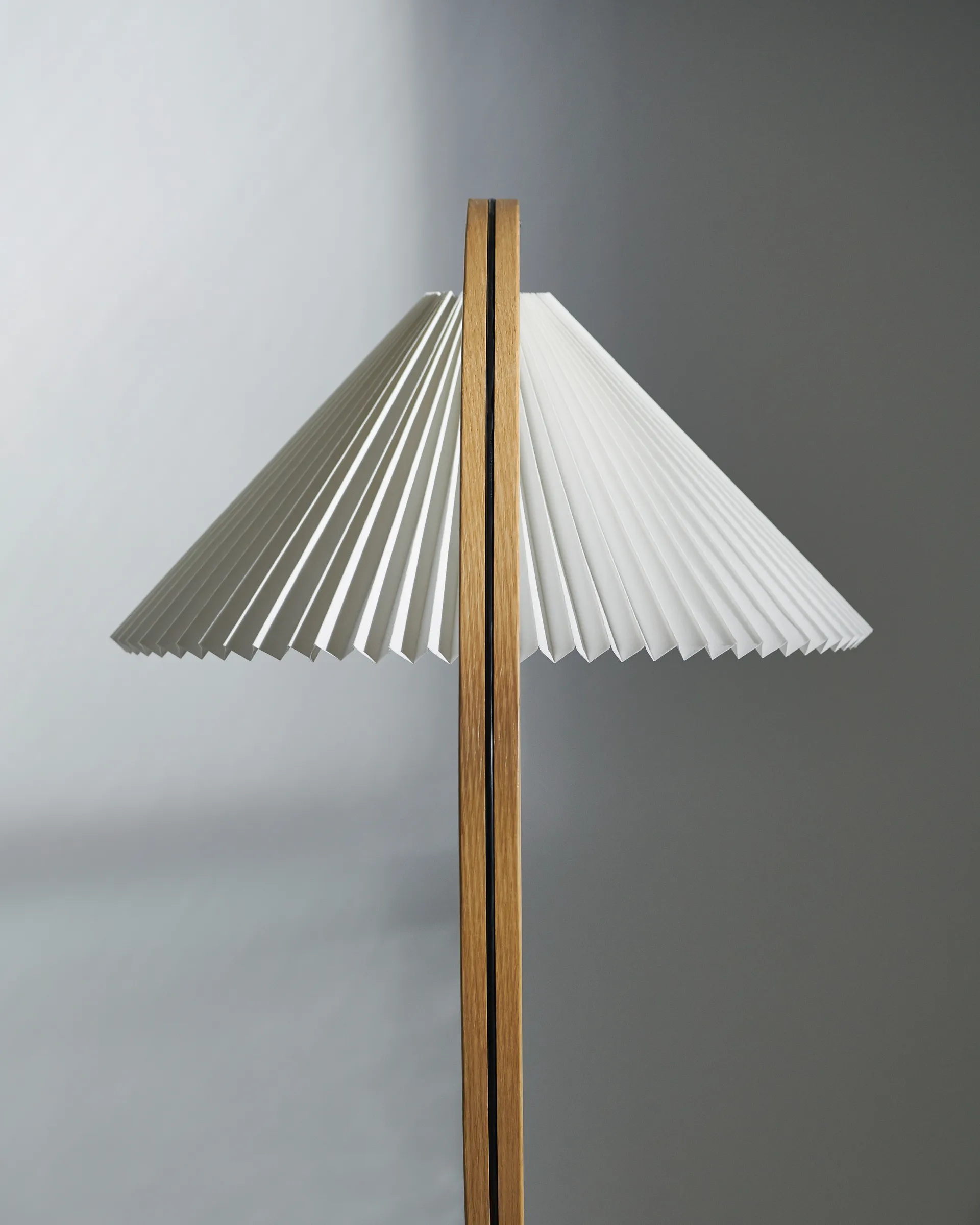 Timberline vloerlamp, Oak-birch-white GUBI