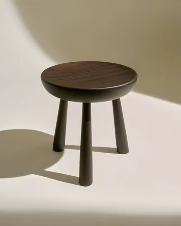 Totto kruk - Donker gebeitst gelakt sapeli, Ø31x32,6 cm - GUBI