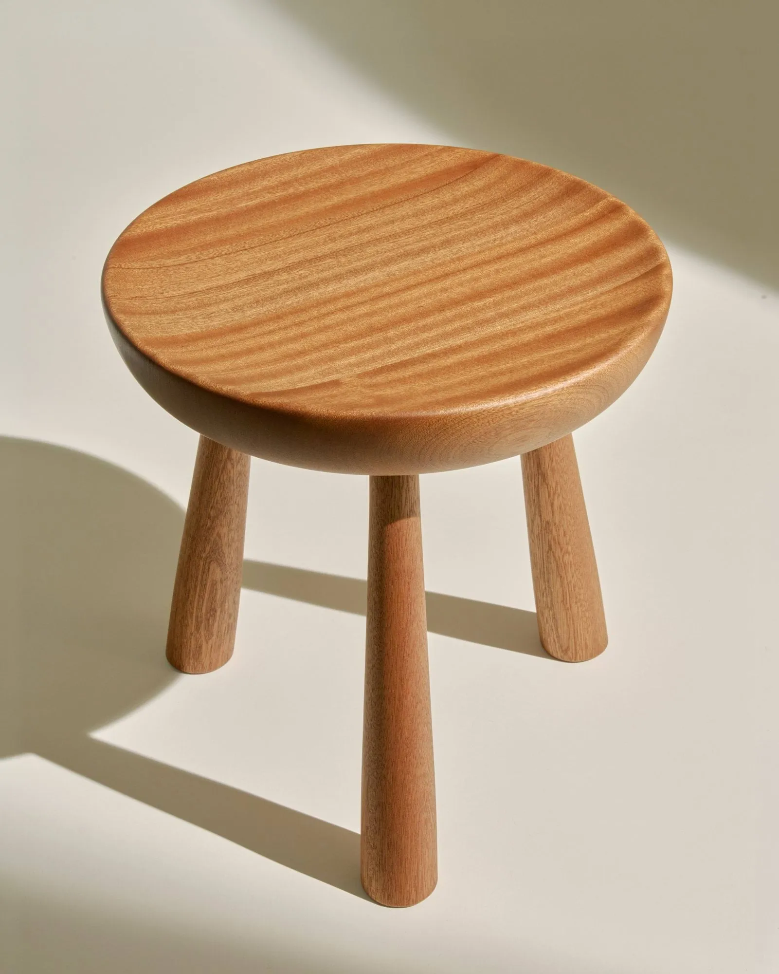 Totto kruk, Gelakt sapeli, Ø31x32,6 cm GUBI