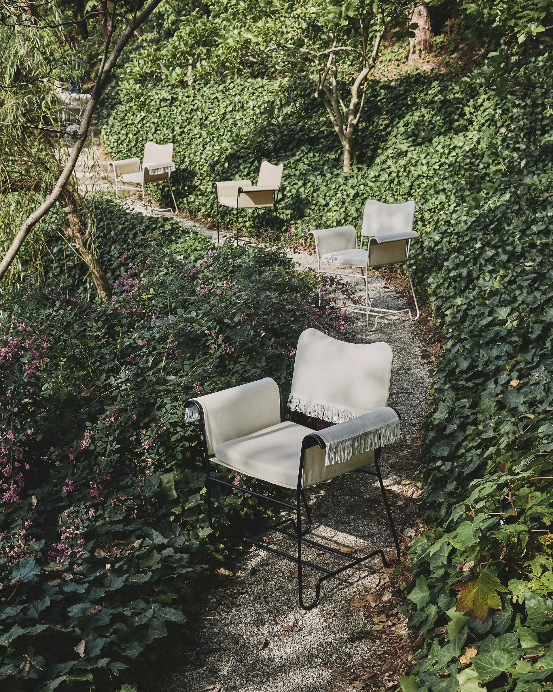 Tropique stoel met armleuningen en franjes, Black-Leslie 12 GUBI