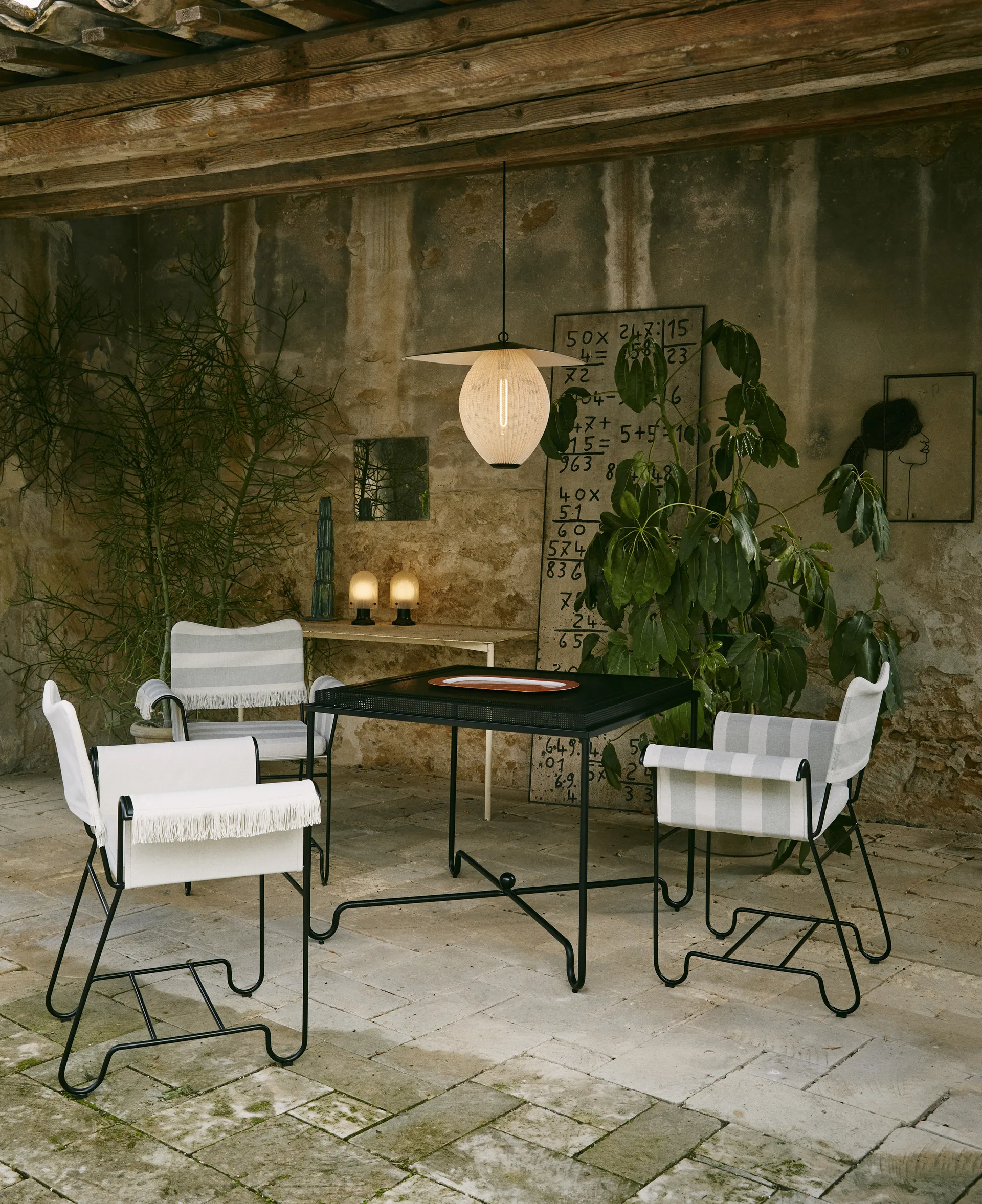 Tropique tafel 90x90x75 cm, Classic black GUBI