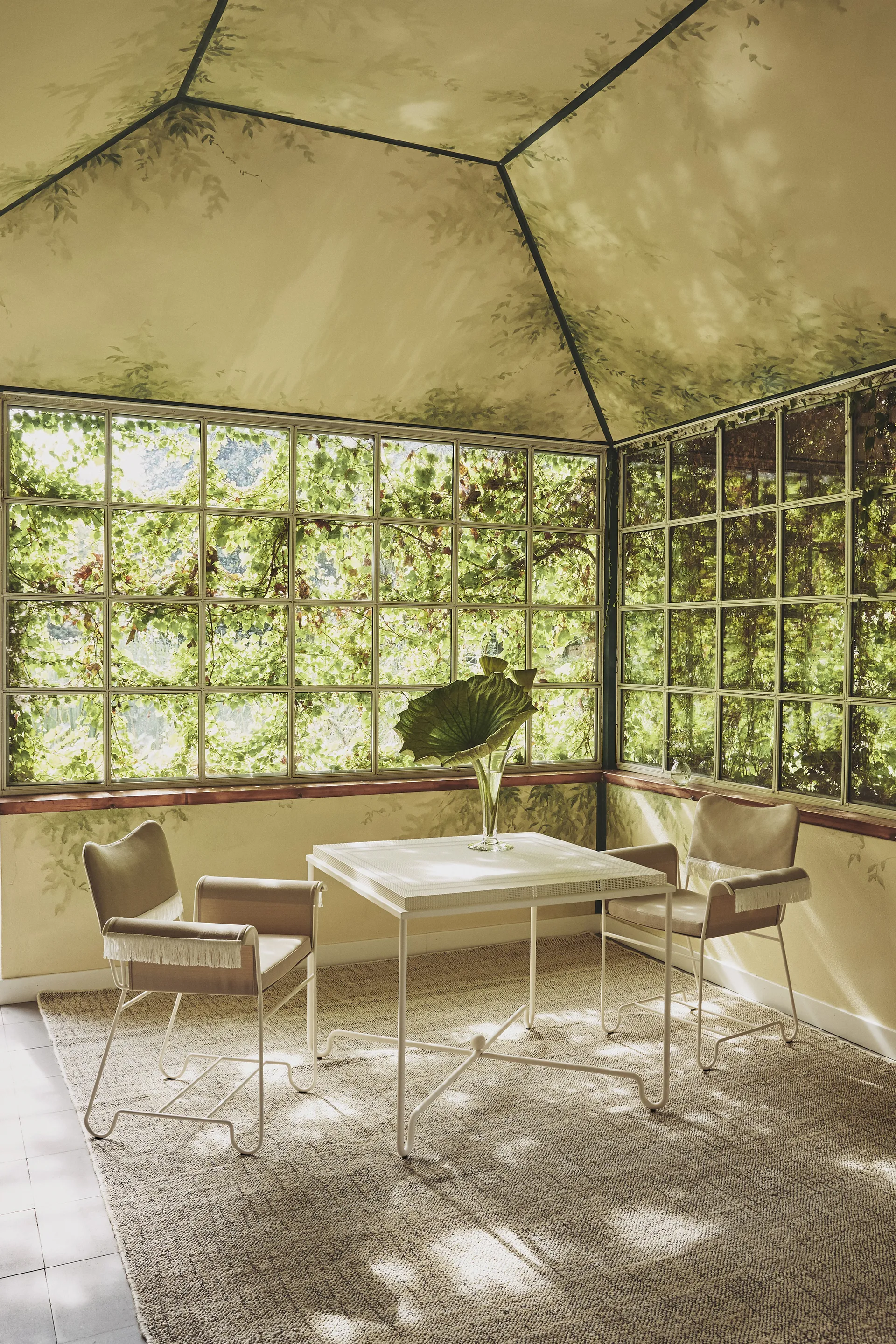 Tropique tafel 90x90x75 cm, Classic white semi matt GUBI