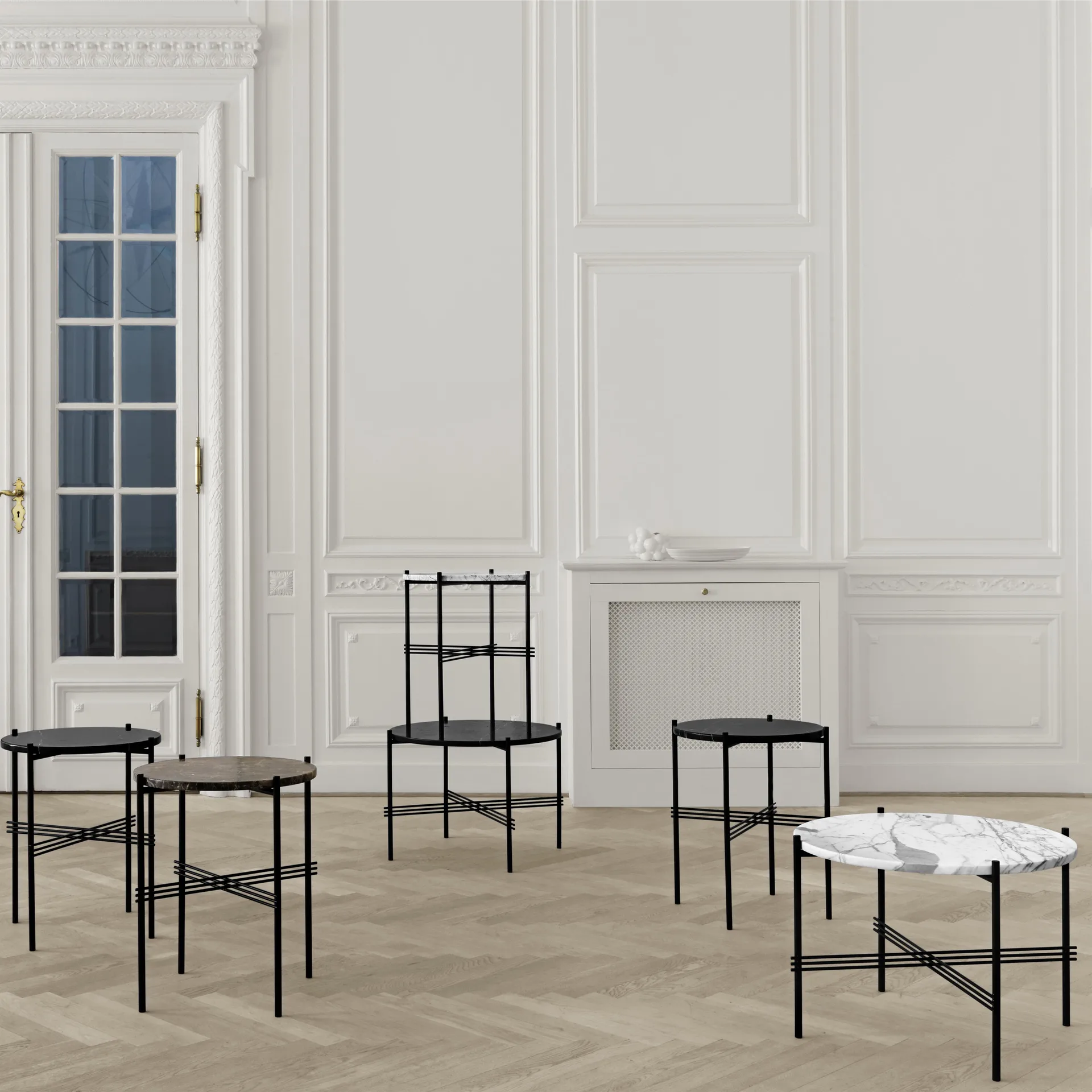 TS salontafel zwarte poten Ø 55 cm, zwart marmer GUBI