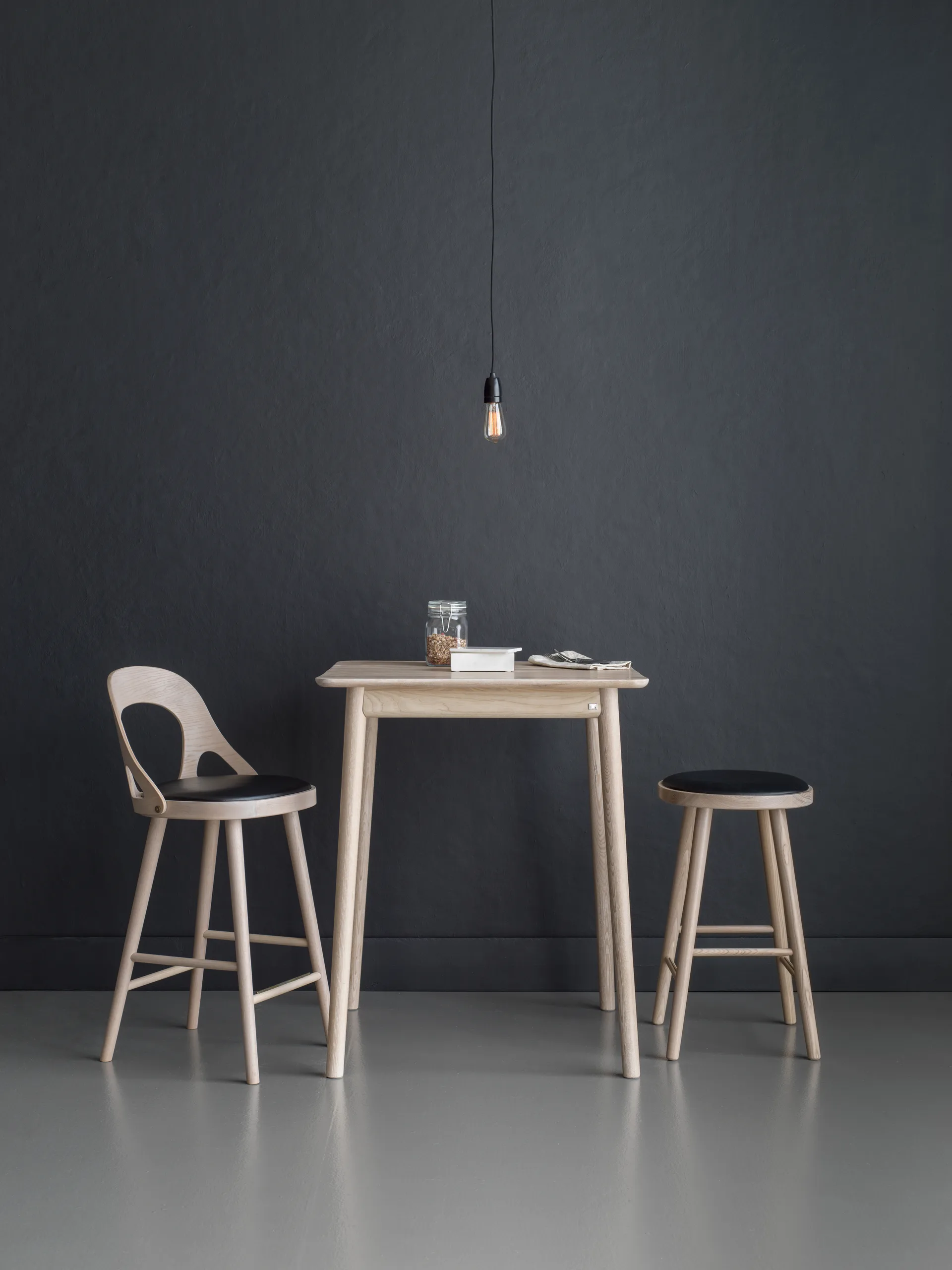 Colibri barkruk 63 cm, Eikenhout blonde beits-zwart kussen Hans K