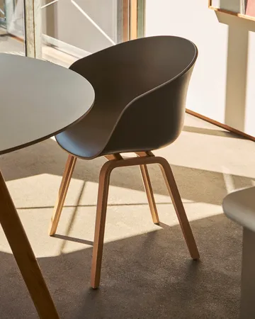 About a Chair 22 2.0 stoel - Khaki – gelakt eiken onderstel - HAY