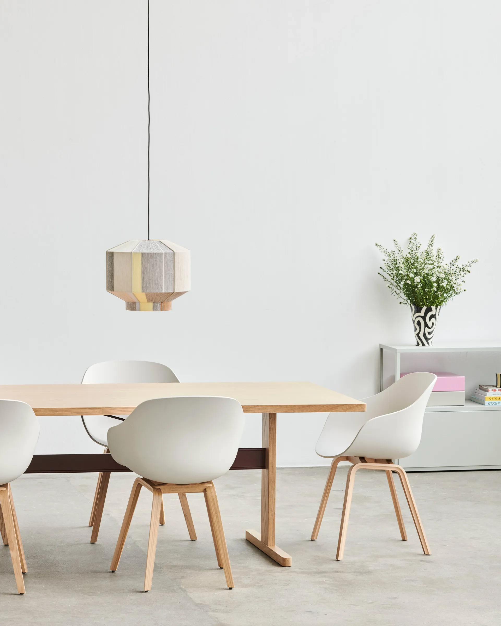 About a Chair 22 2.0 stoel, Wit – gelakt eiken onderstel HAY