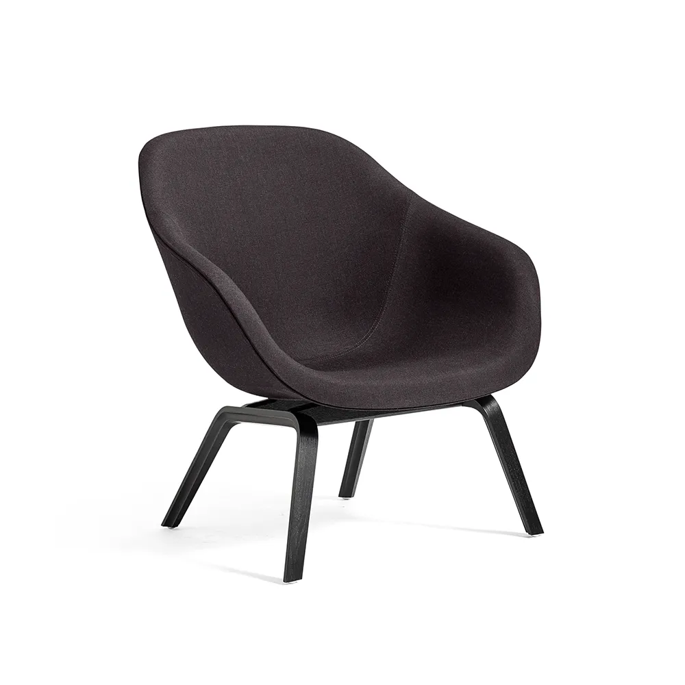 About a Lounge 83 loungestoel, Black dark brown melange – zwarte eiken poten HAY