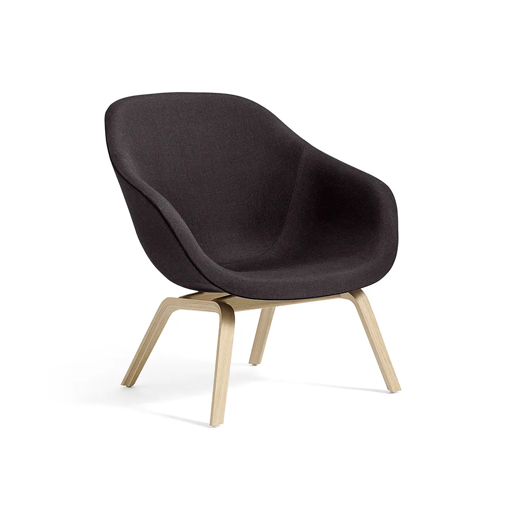 About a Lounge 83 loungestoel, Stof black dark brown melange – gezeept eiken onderstel HAY