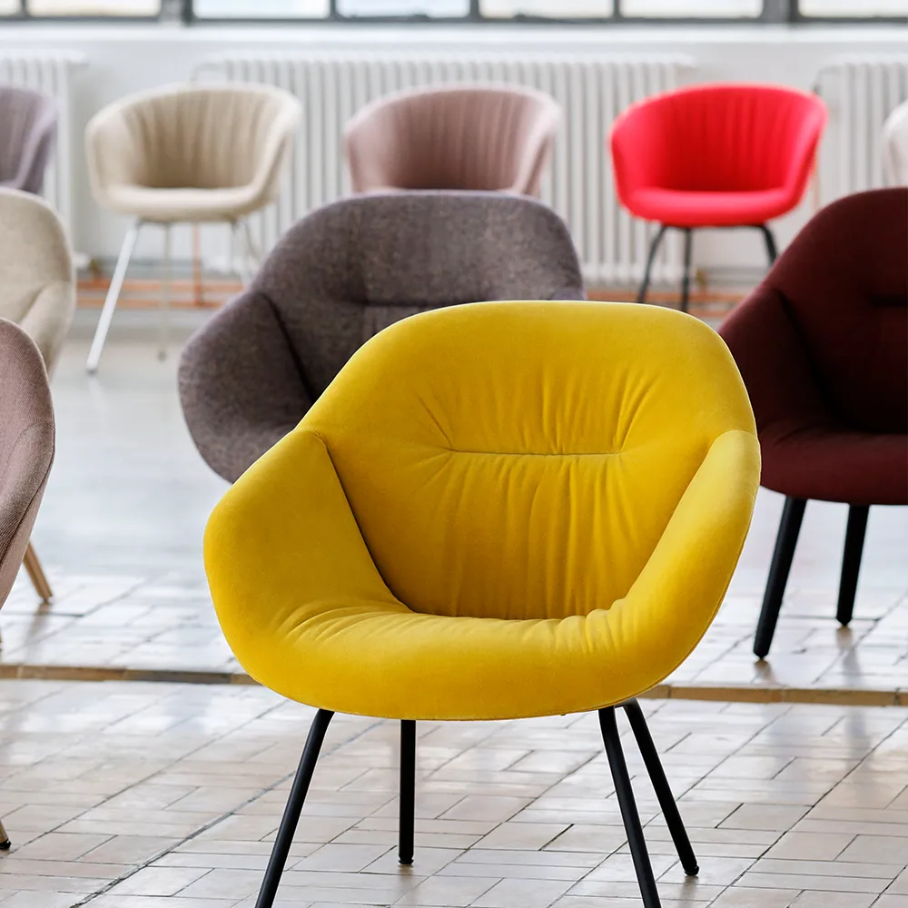 About a Lounge 87 Soft fauteuil, Lola yellow–zwart stalen onderstel HAY