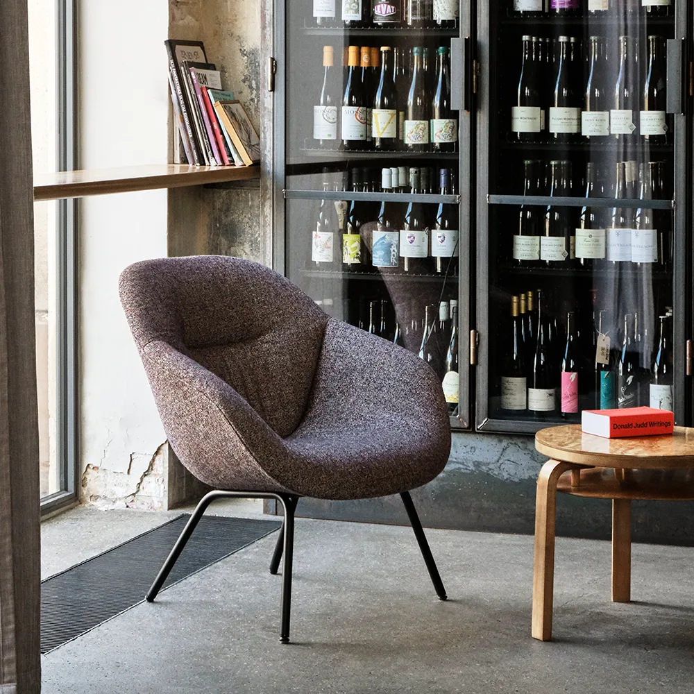 About a Lounge 87 Soft fauteuil, Sense black–zwart stalen onderstel HAY