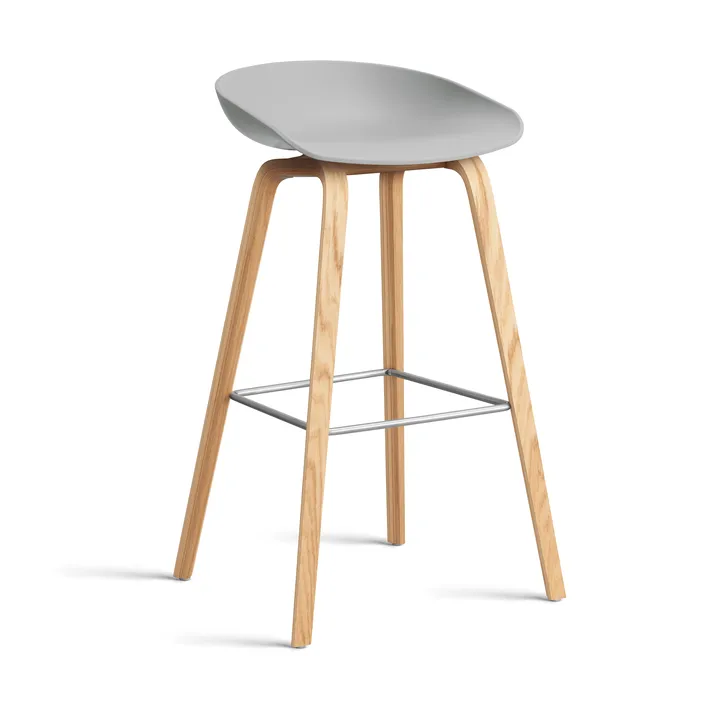 About a Stool 32 High barkruk gelakt eiken onderstel 2.0 - Concrete grey – roestvrijstalen steun - HAY