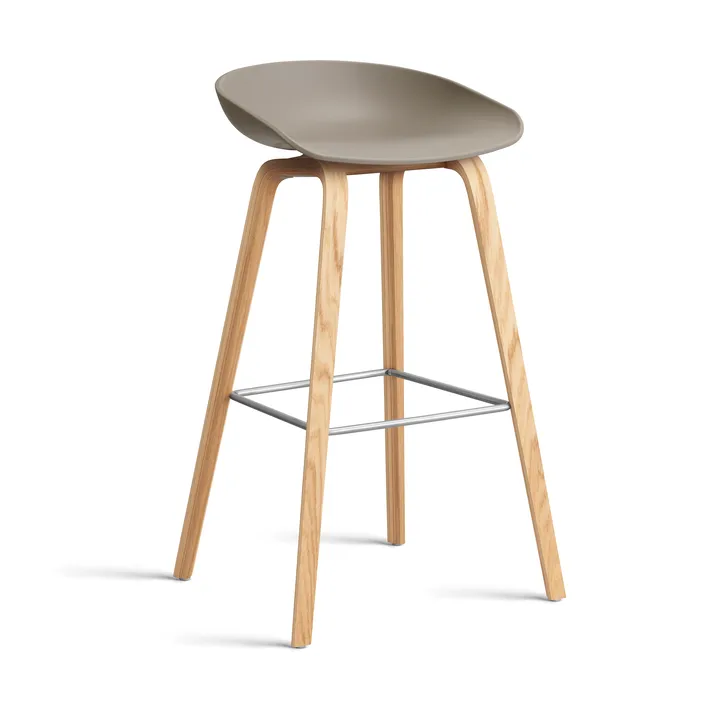About a Stool 32 High barkruk gelakt eiken onderstel 2.0 - Khaki – roestvrijstalen steun - HAY
