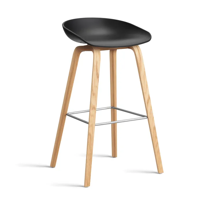 About a Stool 32 High barkruk gelakt eiken onderstel 2.0 - Zwart – roestvrijstalen steun - HAY
