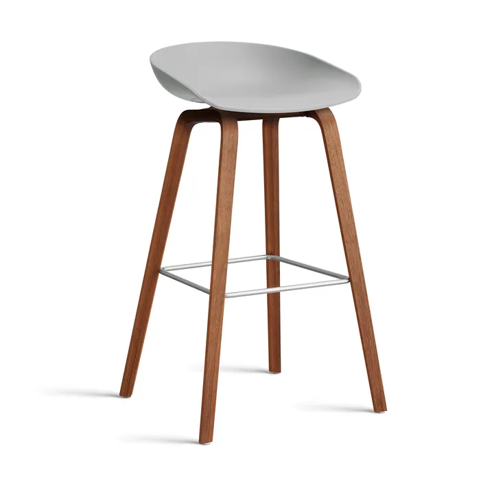 About a Stool 32 High barkruk walnoot onderstel 2.0 - Concrete grey – roestvrijstalen steun - HAY