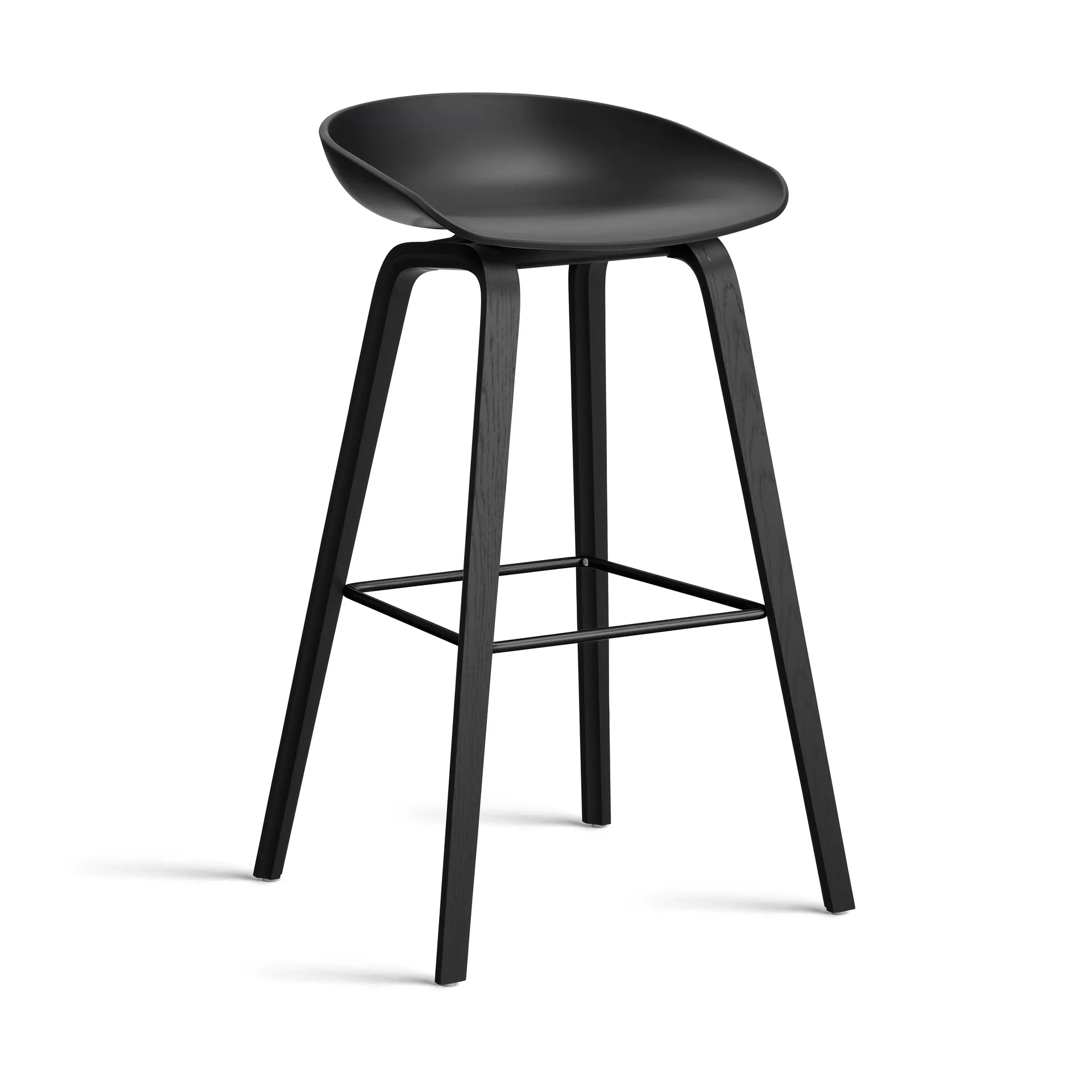 About a Stool 32 High barkruk zwart eiken onderstel 2.0, Zwart – zwart stalen steun HAY