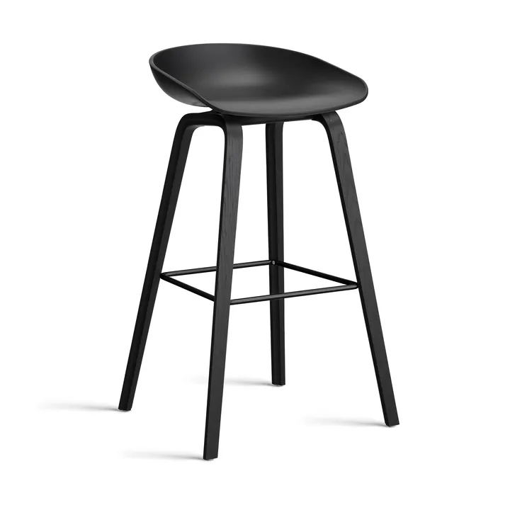 About a Stool 32 High barkruk zwart eiken onderstel 2.0 - Zwart – zwart stalen steun - HAY