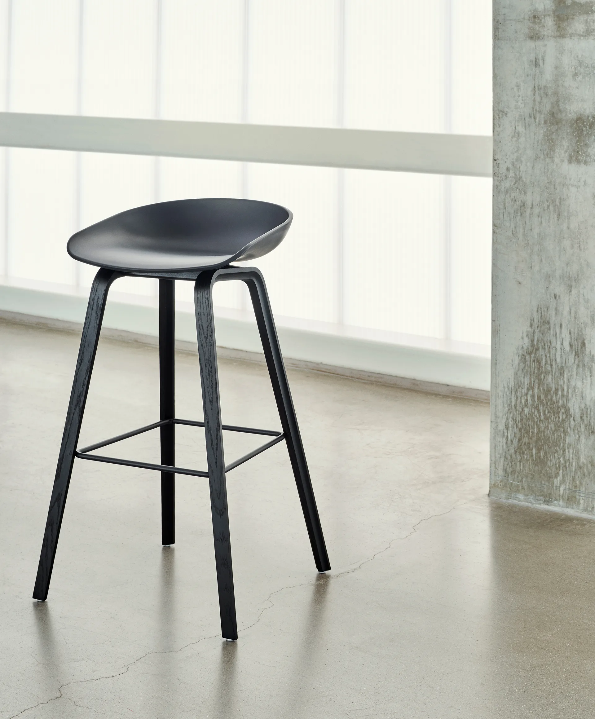About a Stool 32 High barkruk zwart eiken onderstel 2.0, Zwart – zwart stalen steun HAY