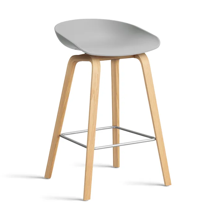 About a Stool 32 Low barkruk gelakt eiken onderstel 2.0 - Concrete grey – roestvrijstalen steun - HAY