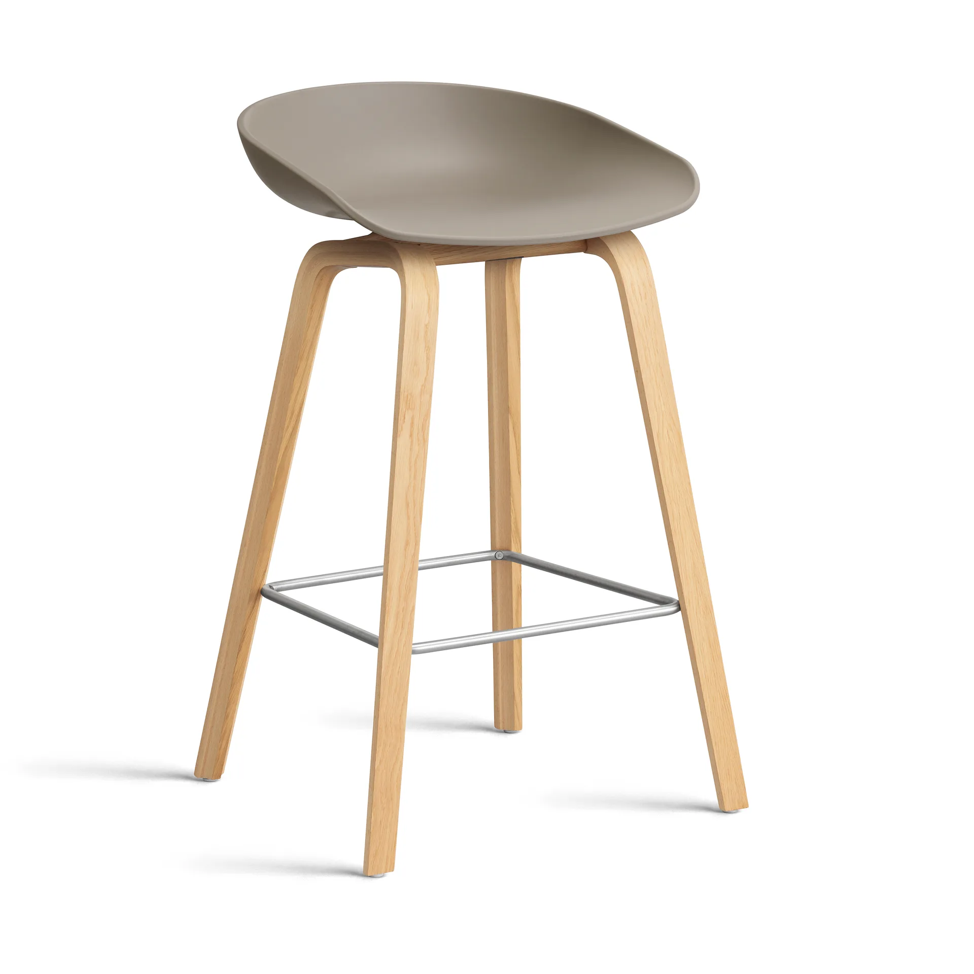 About a Stool 32 Low barkruk gelakt eiken onderstel 2.0, Khaki – roestvrijstalen steun HAY