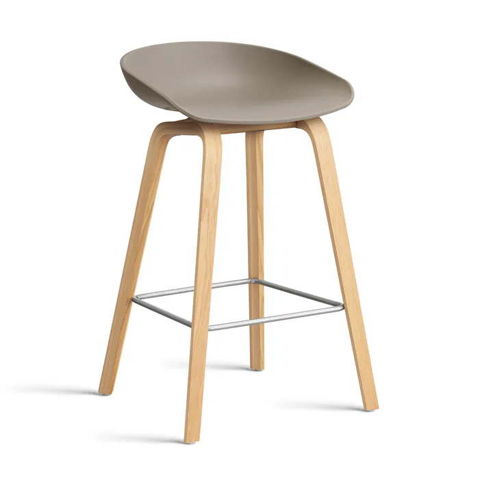 About a Stool 32 Low barkruk gelakt eiken onderstel 2.0 - Khaki – roestvrijstalen steun - HAY