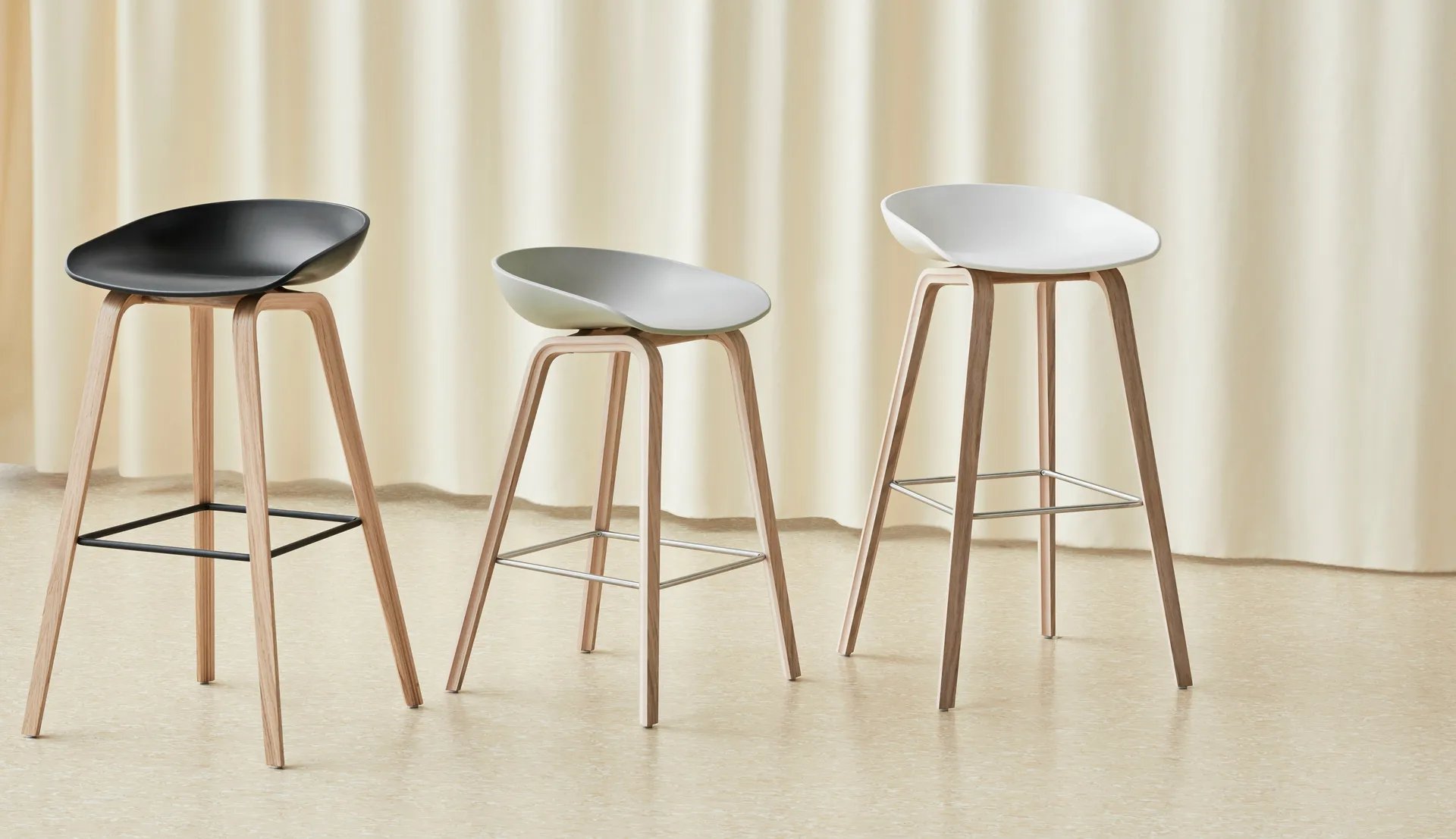 About a Stool 32 Low barkruk gelakt eiken onderstel 2.0, Melange cream – roestvrijstalen steun HAY