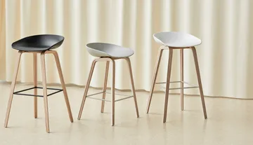 About a Stool 32 Low barkruk gelakt eiken onderstel 2.0 - Melange cream – roestvrijstalen steun - HAY