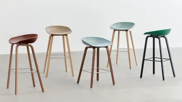 About a Stool 32 Low barkruk gelakt eiken onderstel 2.0 - Soft brick – roestvrijstalen steun - HAY
