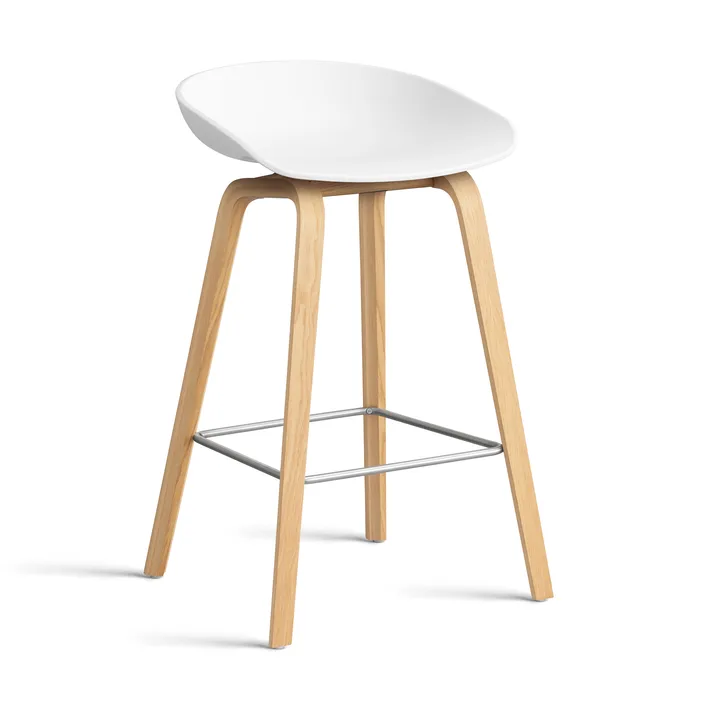 About a Stool 32 Low barkruk gelakt eiken onderstel 2.0 - Wit – roestvrijstalen steun - HAY