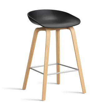 About a Stool 32 Low barkruk gelakt eiken onderstel 2.0 - Zwart – roestvrijstalen steun - HAY