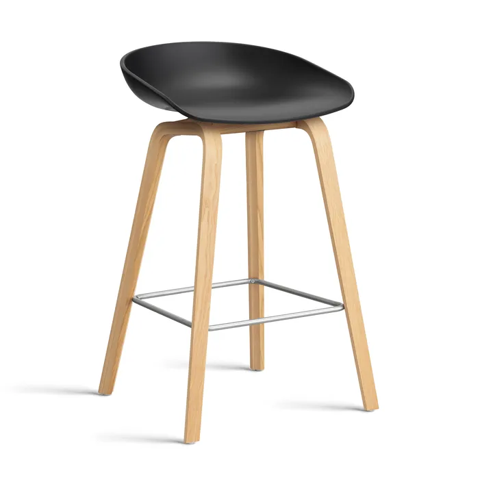 About a Stool 32 Low barkruk gelakt eiken onderstel 2.0 - Zwart – roestvrijstalen steun - HAY