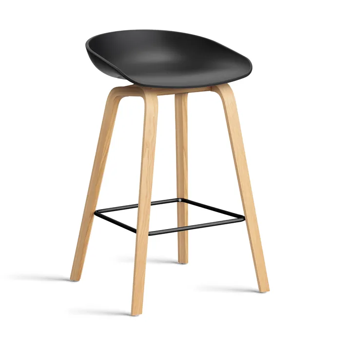 About a Stool 32 Low barkruk gelakt eiken onderstel 2.0 - Zwart – zwart stalen steun - HAY