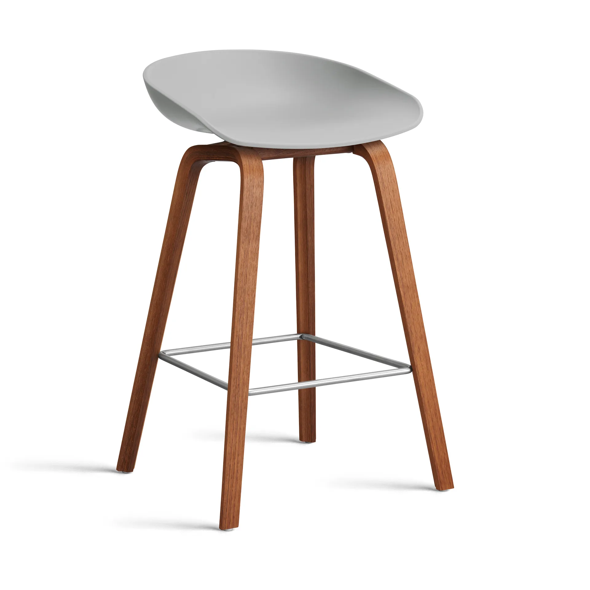 About a Stool 32 Low barkruk walnoot onderstel 2.0, Concrete grey – roestvrijstalen steun HAY