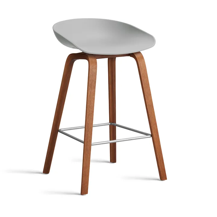 About a Stool 32 Low barkruk walnoot onderstel 2.0 - Concrete grey – roestvrijstalen steun - HAY