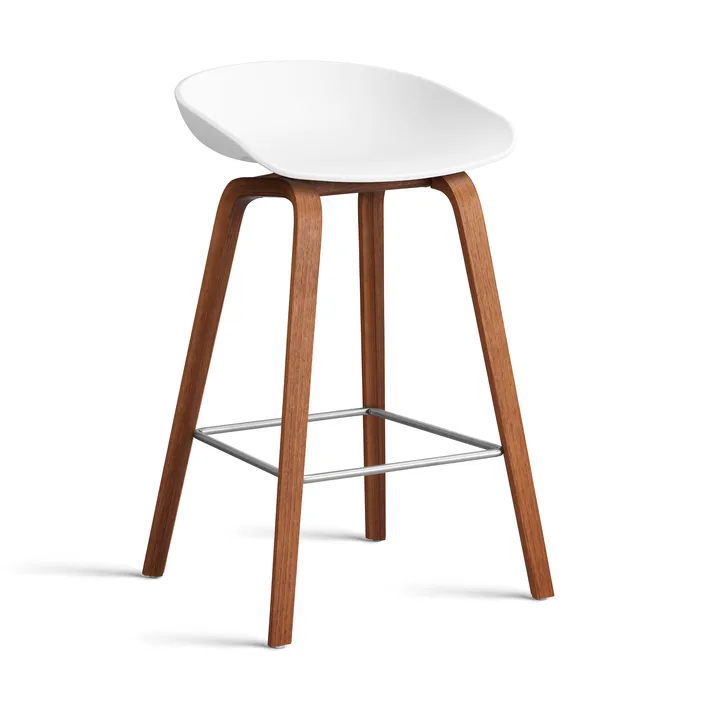 About a Stool 32 Low barkruk walnoot onderstel 2.0 - Wit – roestvrijstalen steun - HAY