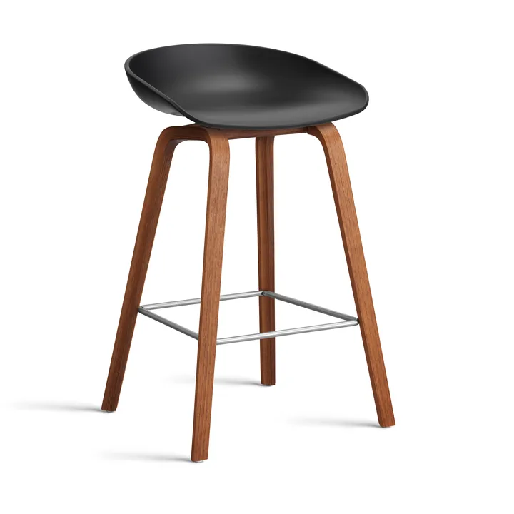 About a Stool 32 Low barkruk walnoot onderstel 2.0 - Zwart – roestvrijstalen steun - HAY