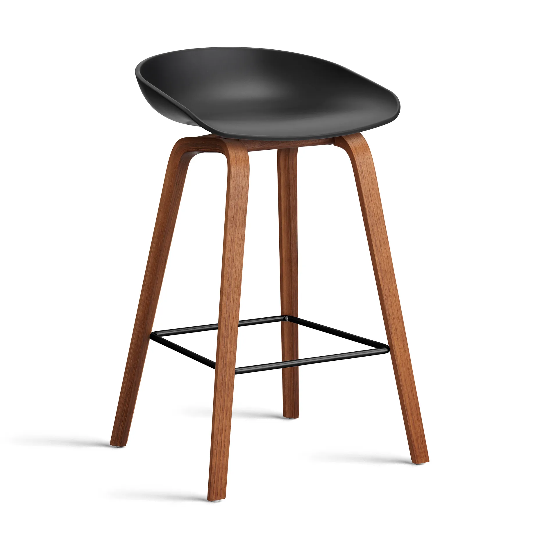 About a Stool 32 Low barkruk walnoot onderstel 2.0, Zwart – zwart stalen steun HAY