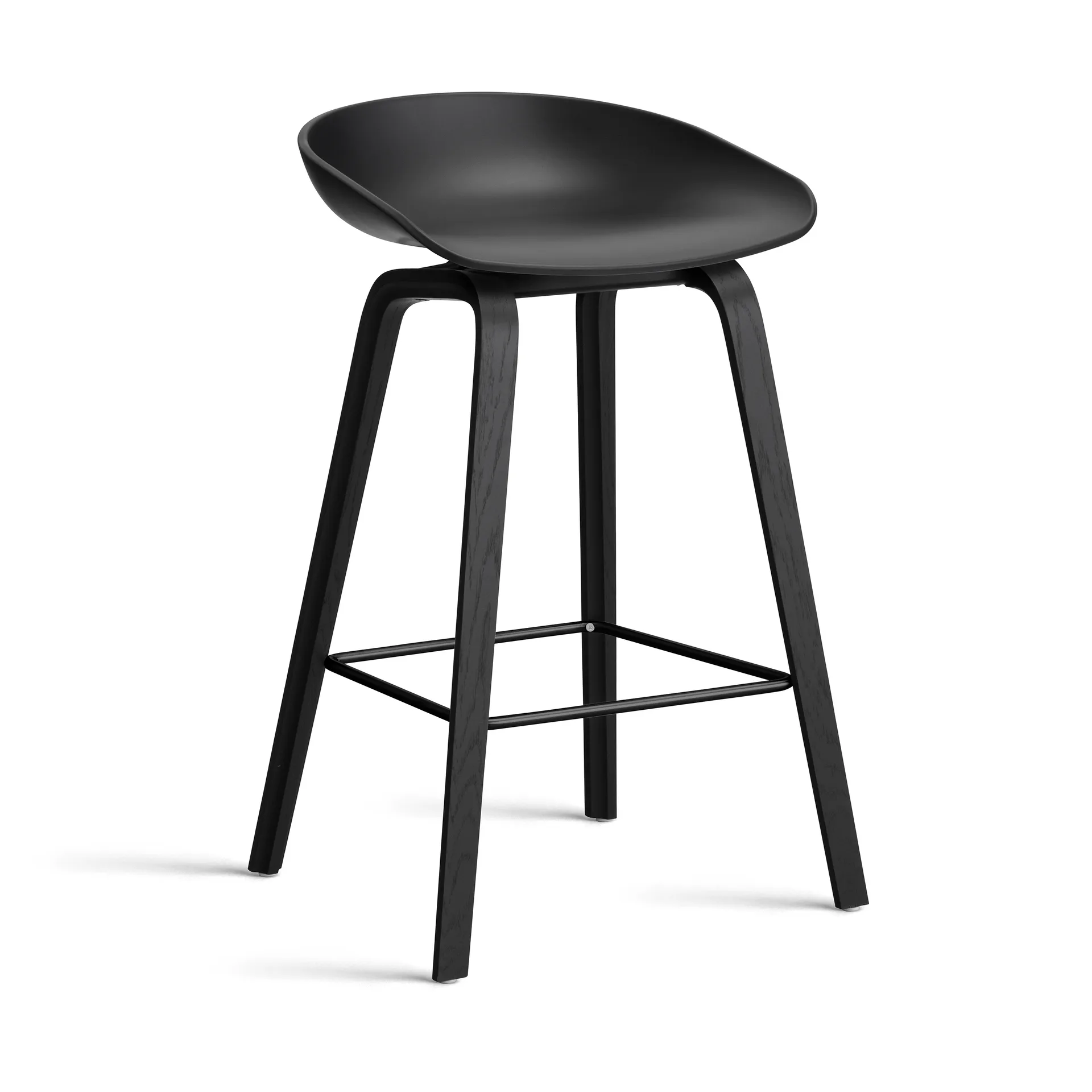 About a Stool 32 Low barkruk zwart eiken onderstel 2.0, Zwart – zwart stalen steun HAY