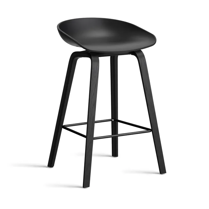 About a Stool 32 Low barkruk zwart eiken onderstel 2.0 - Zwart – zwart stalen steun - HAY