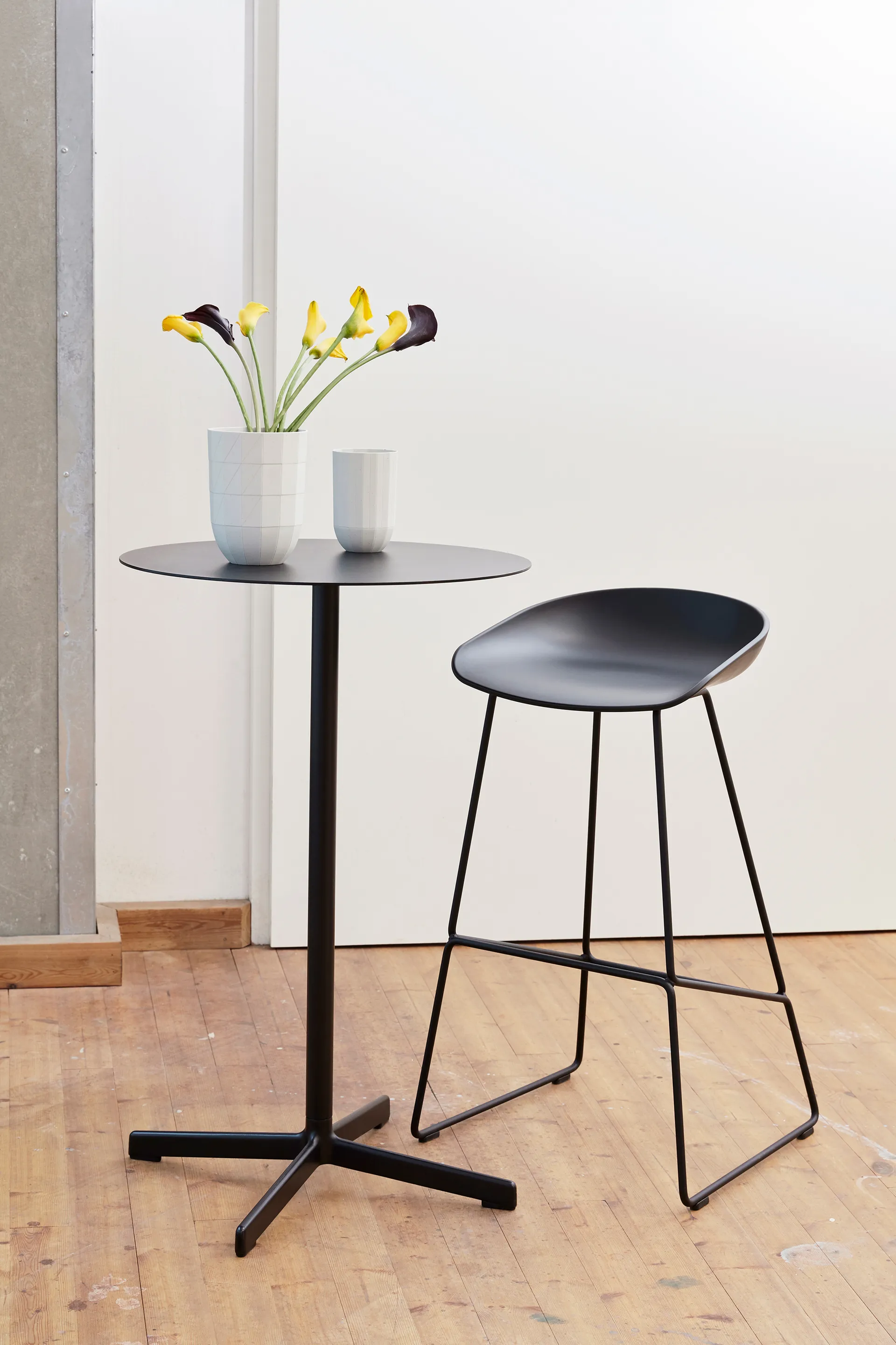 About a Stool 38 High barkruk 2.0, Zwart – zwart stalen onderstel HAY