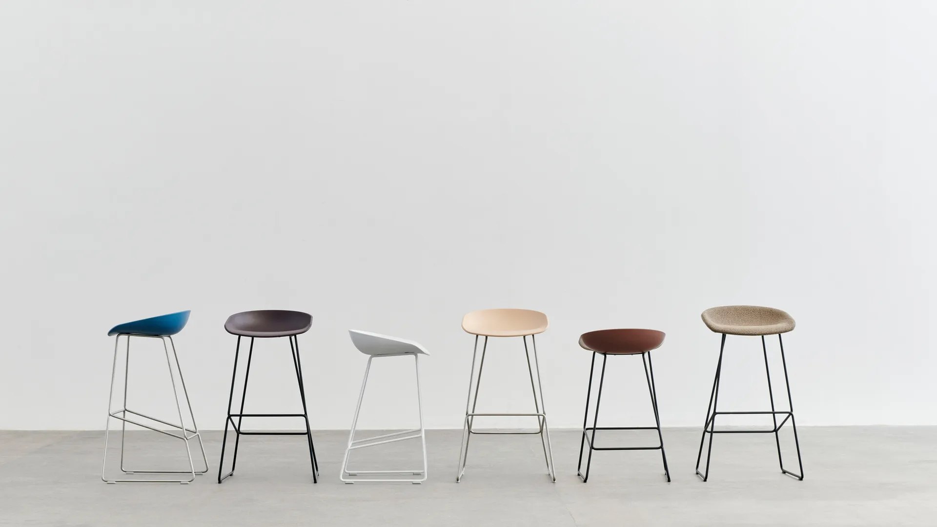 About a Stool 38 Low barkruk 2.0, Wit – zwart stalen onderstel HAY