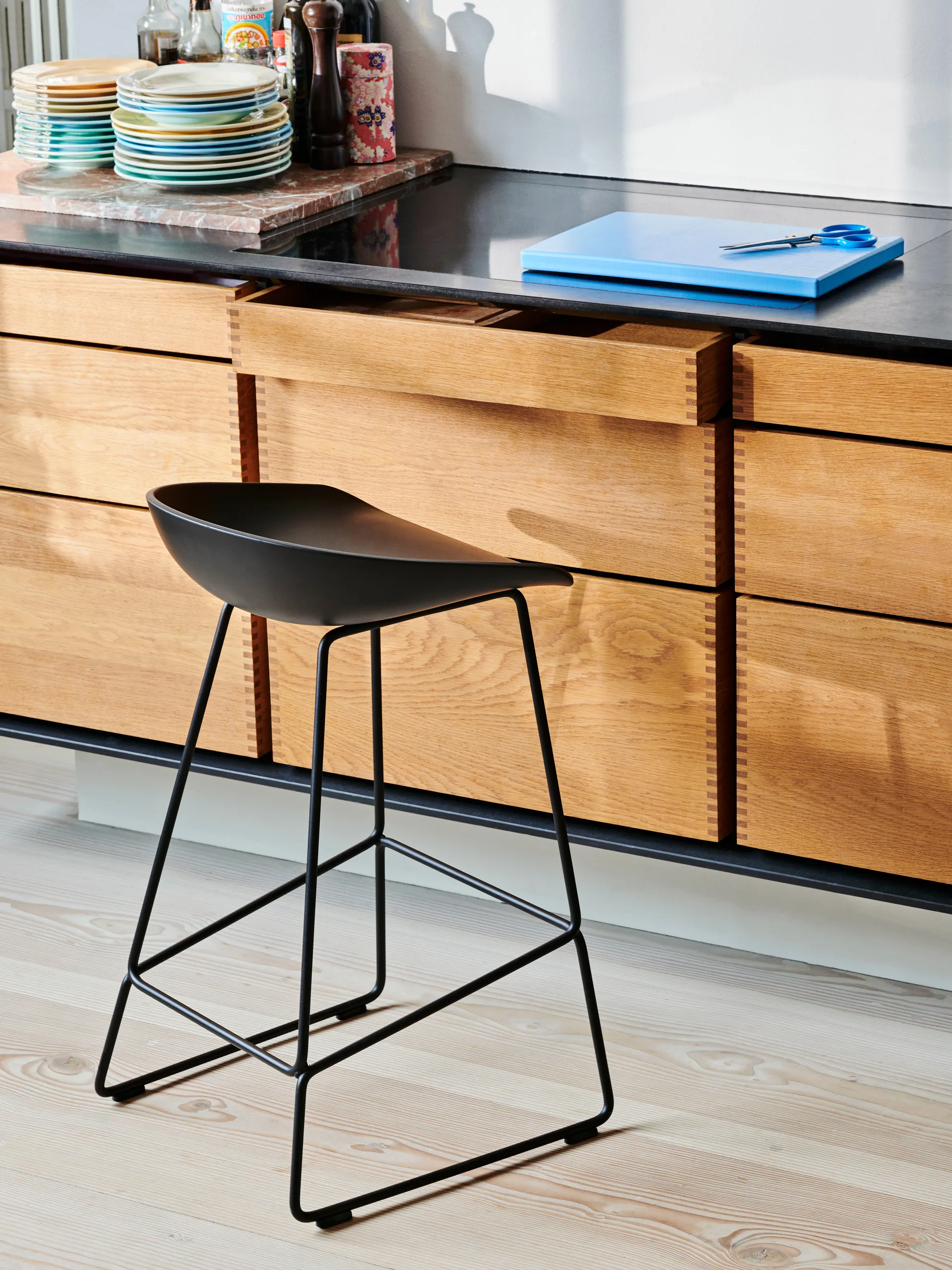 About a Stool 38 Low barkruk 2.0, Zwart – zwart stalen onderstel HAY
