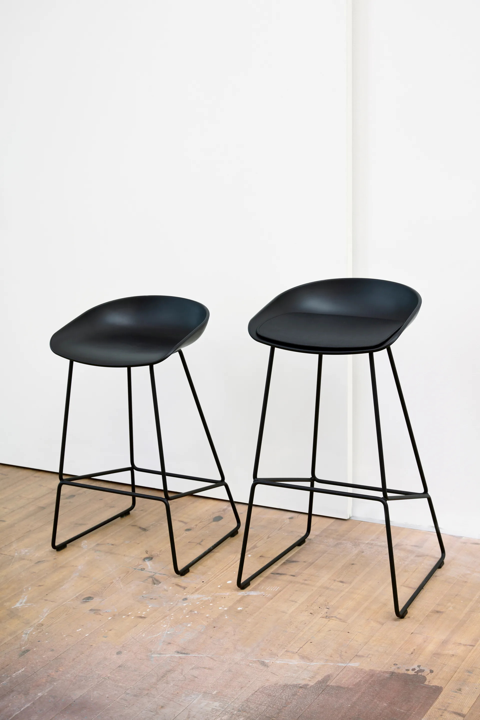 About a Stool 38 Low barkruk 2.0, Zwart – zwart stalen onderstel HAY