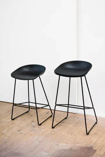About a Stool 38 Low barkruk 2.0 - Zwart – zwart stalen onderstel - HAY