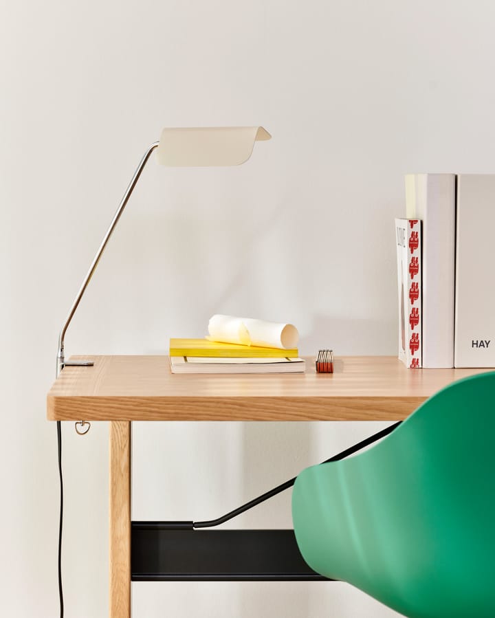 Apex Clip bureaulamp, Oyster white HAY