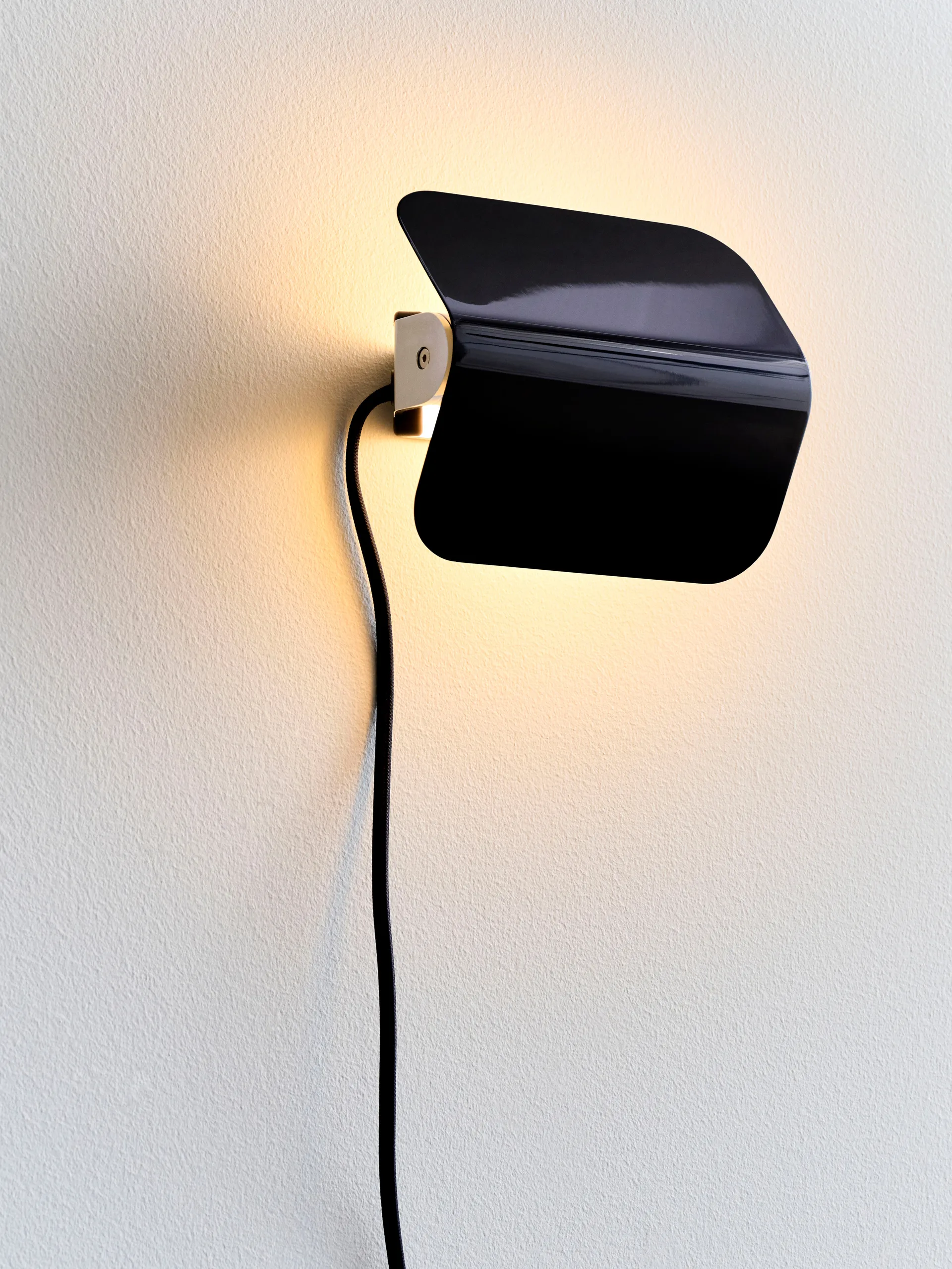 Apex wandlamp, Iron black HAY