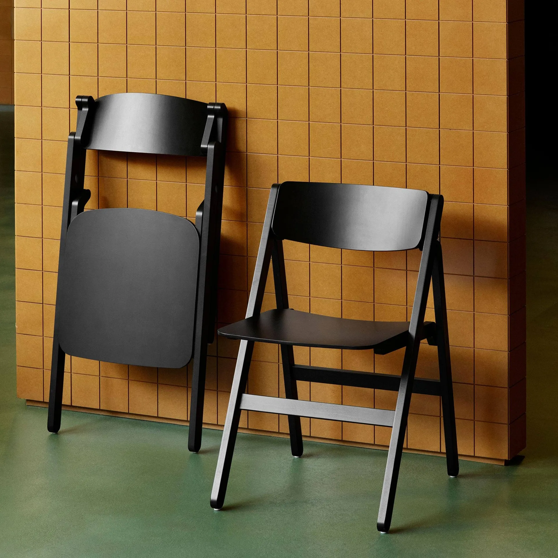 Backflip Chair stoel, Anthracite gelakt beukenhout HAY