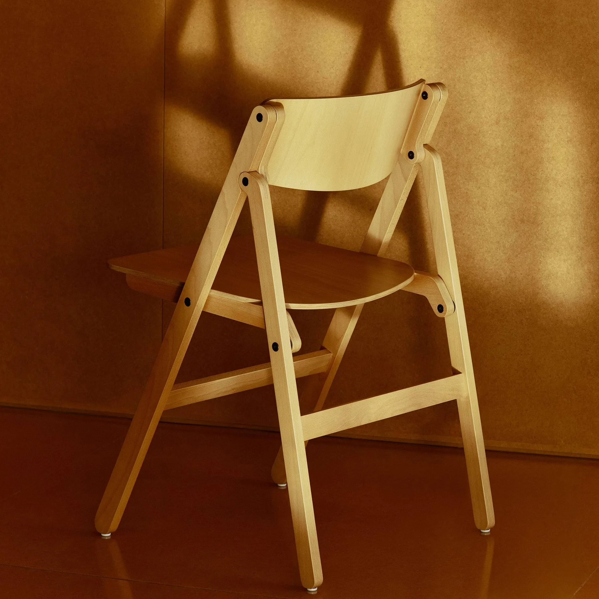 Backflip Chair stoel, Golden gelakt beukenhout HAY